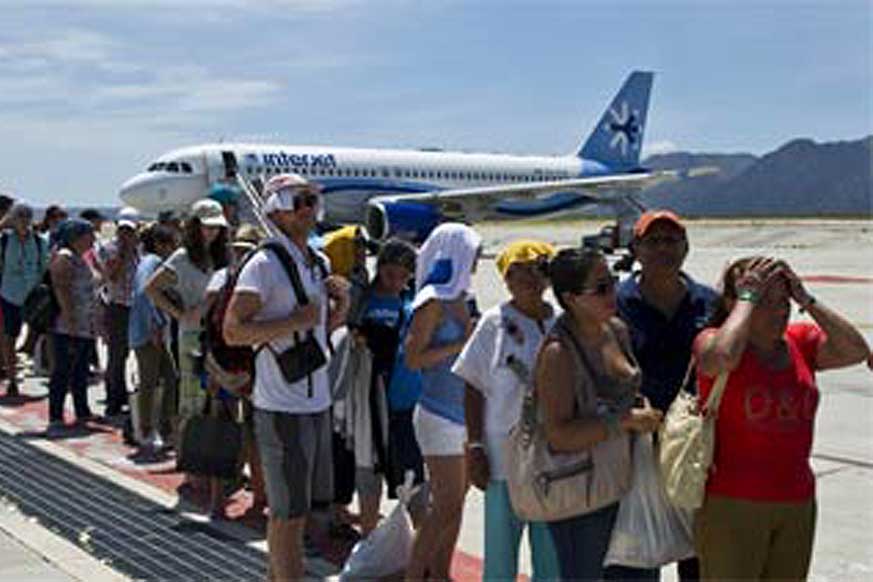 Lines of stranded tourists waiting to leave Los Cabos after Odile